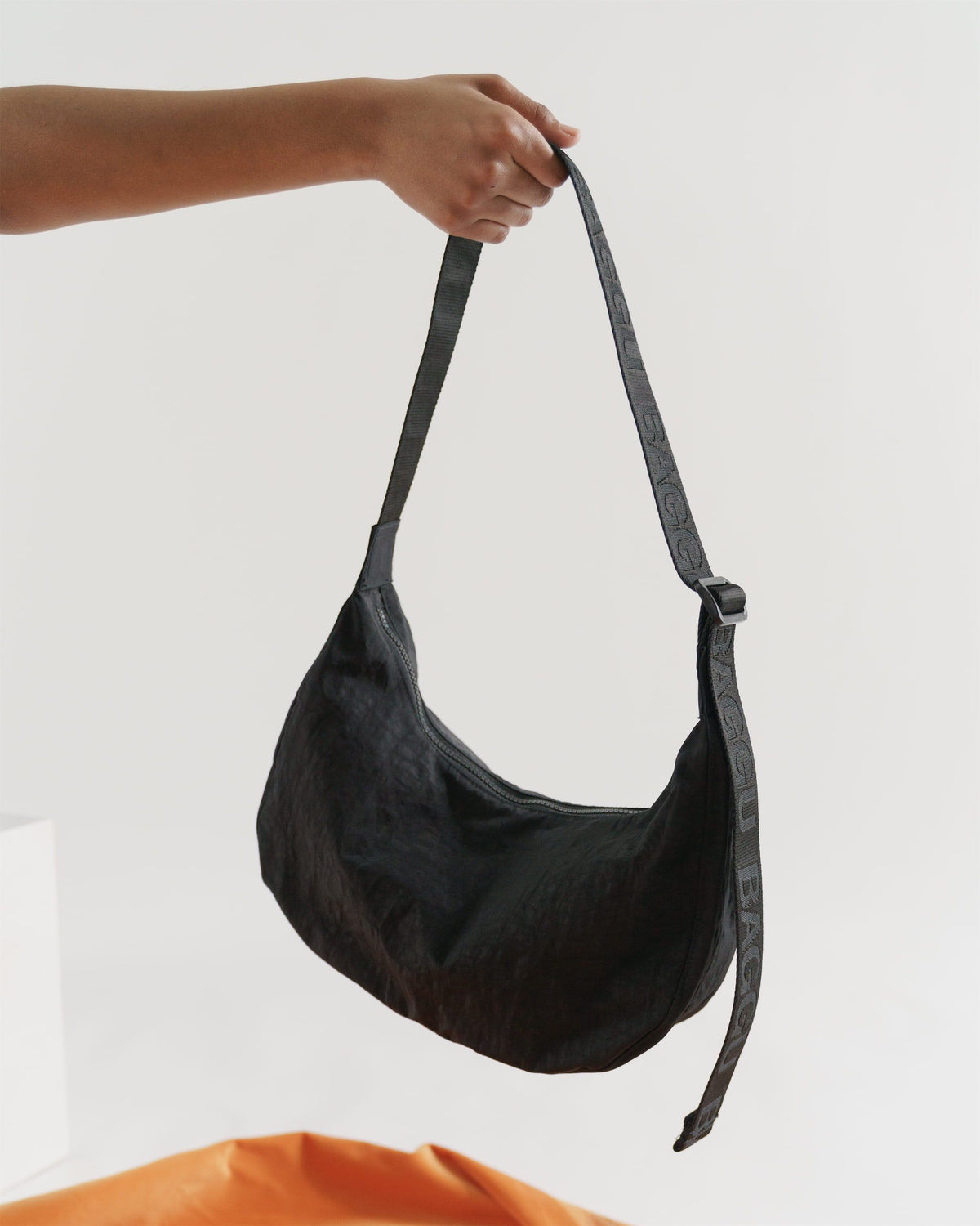 BAGGU MEDIUM NYLON CRESCENT BAG 黒　アメリカ購入 Amazon.com: BAGGU Medium Nylon Crescent Bag - Black : Clothing