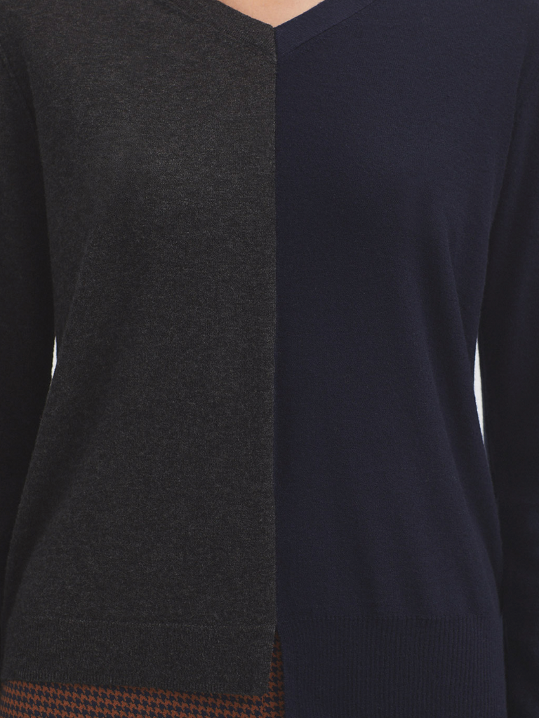 Bicolor V-Neck Sweater in Navy